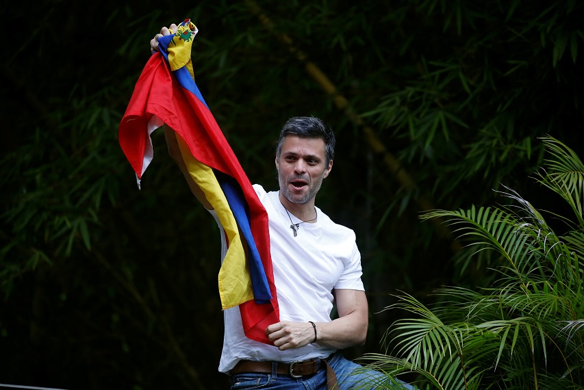 Leopoldo López agita una bandera de Venezuela (Reuters)