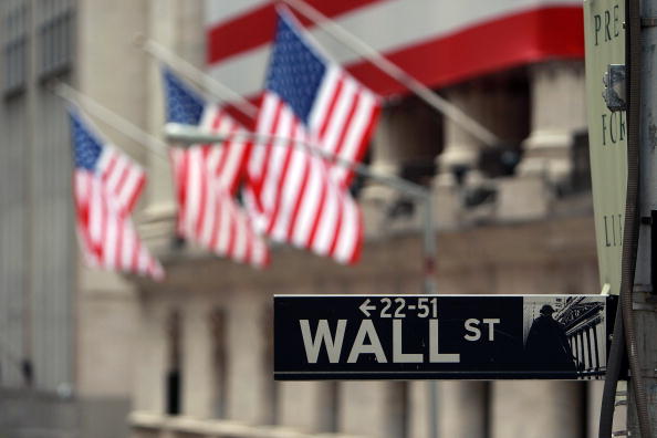 Letrero de Wall Street a lado de la Bolsa de NY