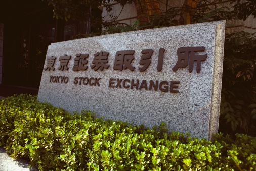Letrero en el Tokyo Stock Exchange en Japon