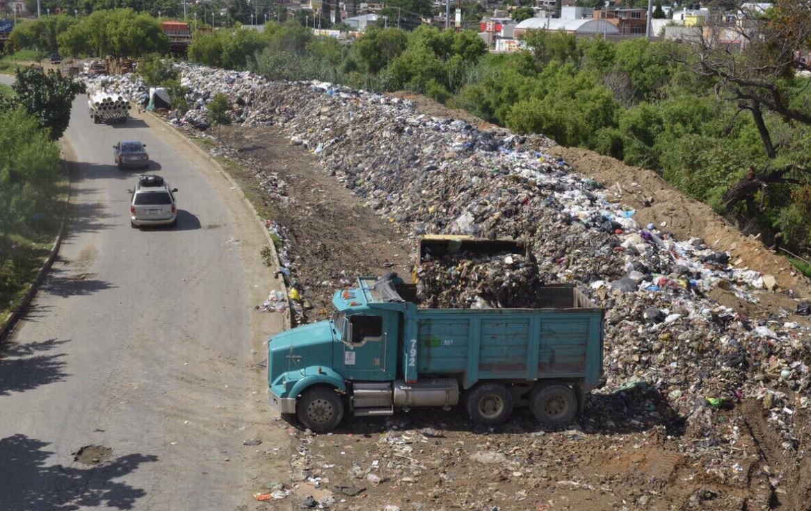 Retiran basura del río Atoyac. (Twitter El Independiente)