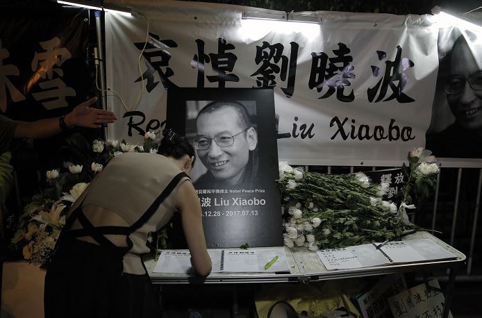Manifestante, libro de condolencias, muerte, Nobel de la Paz, Liu Xiaobo