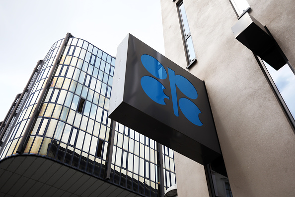 Logotipo de la OPEP afuera de su Secretaría