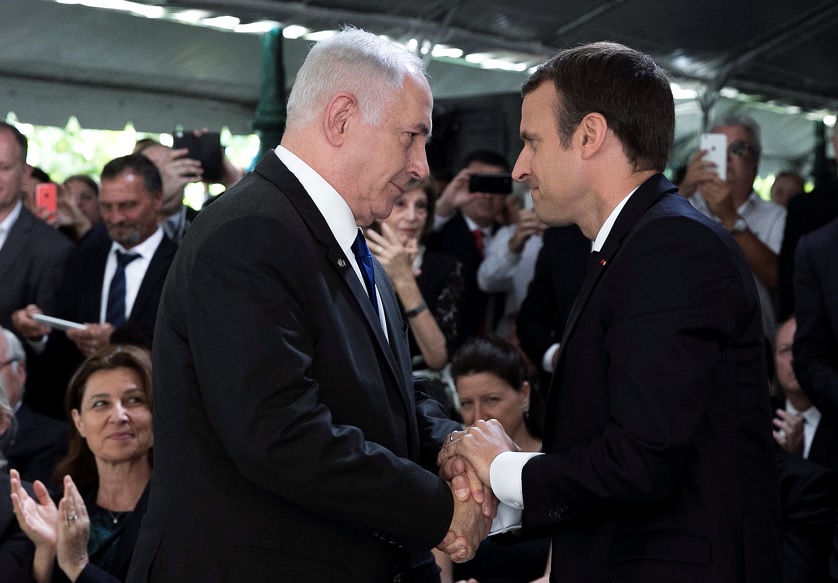 Emmanuel Macron y Benjamin Netanyahu se dan la mano después de una ceremonia conmemorativa del 75 aniversario de la redada de Vel d'Hiv en París (Reuters)