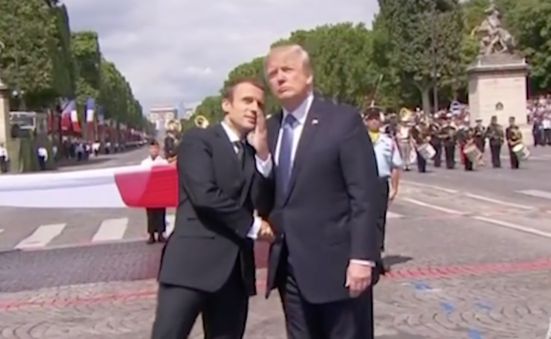 Donald Trump, Emmanuel Macron, saludo, apretómn de manos, desfile