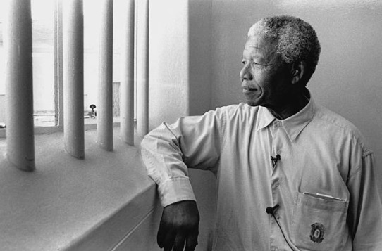 Mandela visitó en 1994 su celda en la isla Robben, donde pasó 18 de sus 27 años en prisión (Getty Images)