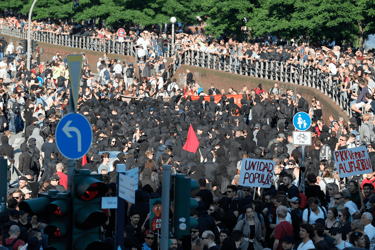 Manifestantes protestan contra la cumbre del G20 en Hamburgo