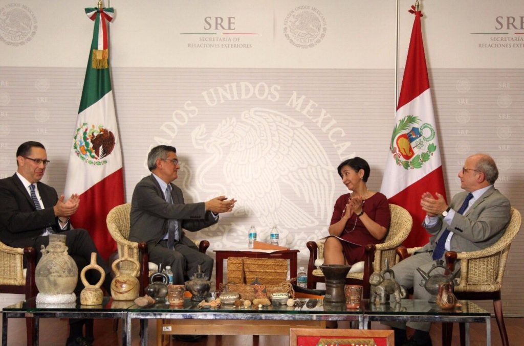 México restituye piezas arqueológicas a Perú. (Twitter SRE)