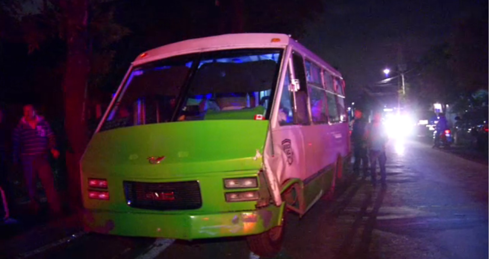 Un microbus choca contra otro vehiculo en Xochimilco