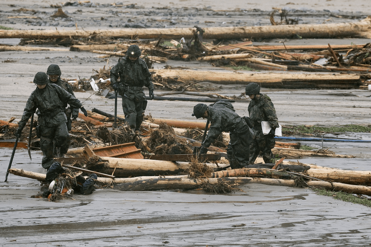 Soldados japoneses buscan a desaparecidos tras inundaciones