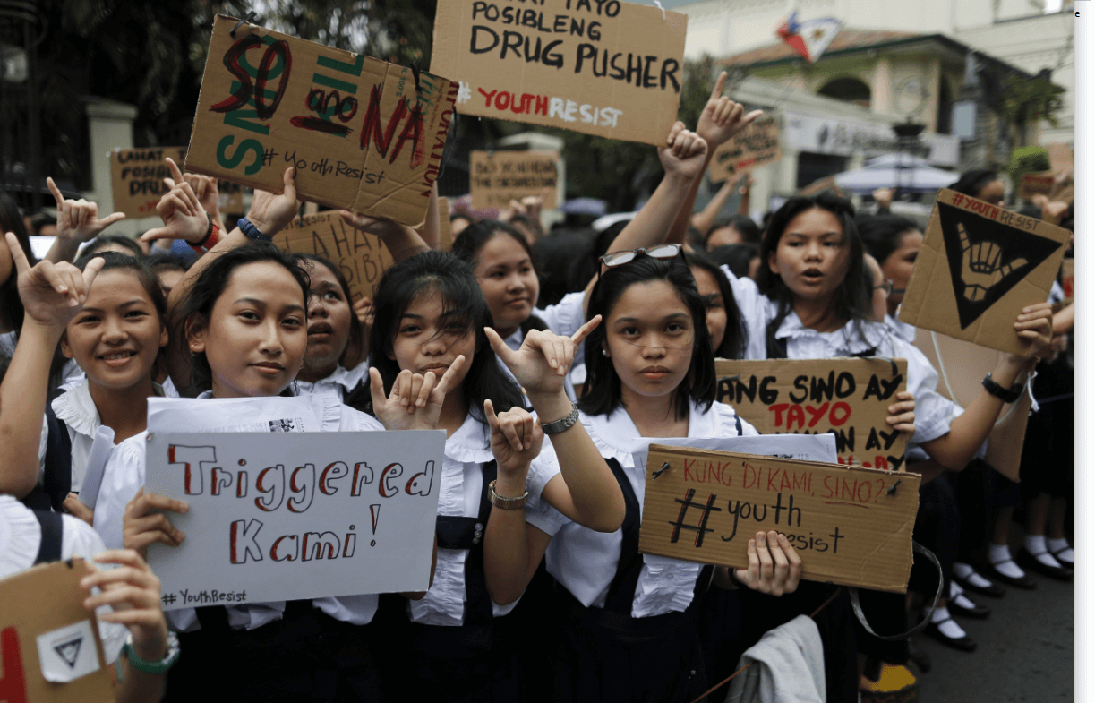 Miles de ninas protestan contra Duterte en Filipinas