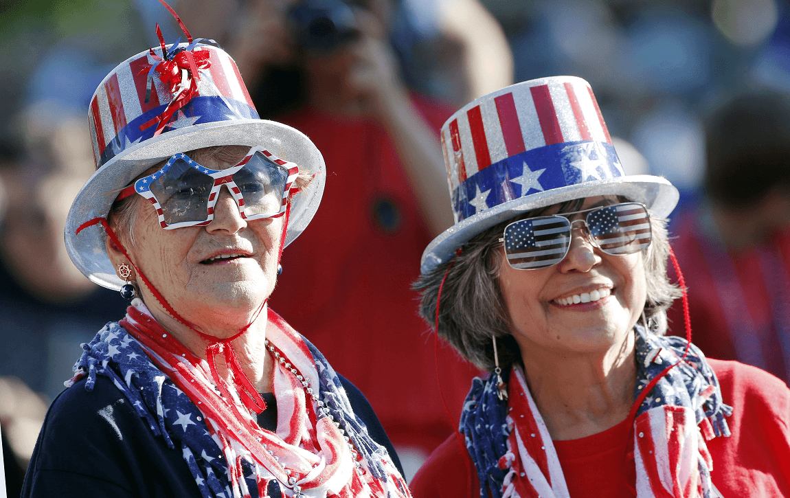 Dos mujeres estadounidenses celebran la Independencia