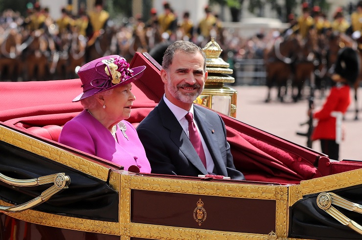La Reina Isabel de Gran Bretaña monta en un carruaje con el Rey Felipe de España, en el centro de Londres (Reuters)