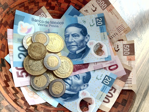 Monedas y billetes mexicanos de diferente valor