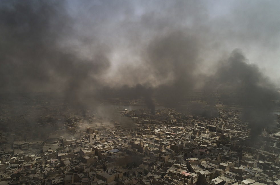 El humo se agita en la Ciudad Vieja de Mosul (AP)