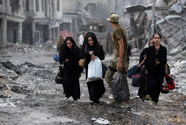 Los civiles desplazados que huyen de los enfrentamientos en Mosul (Reuters)
