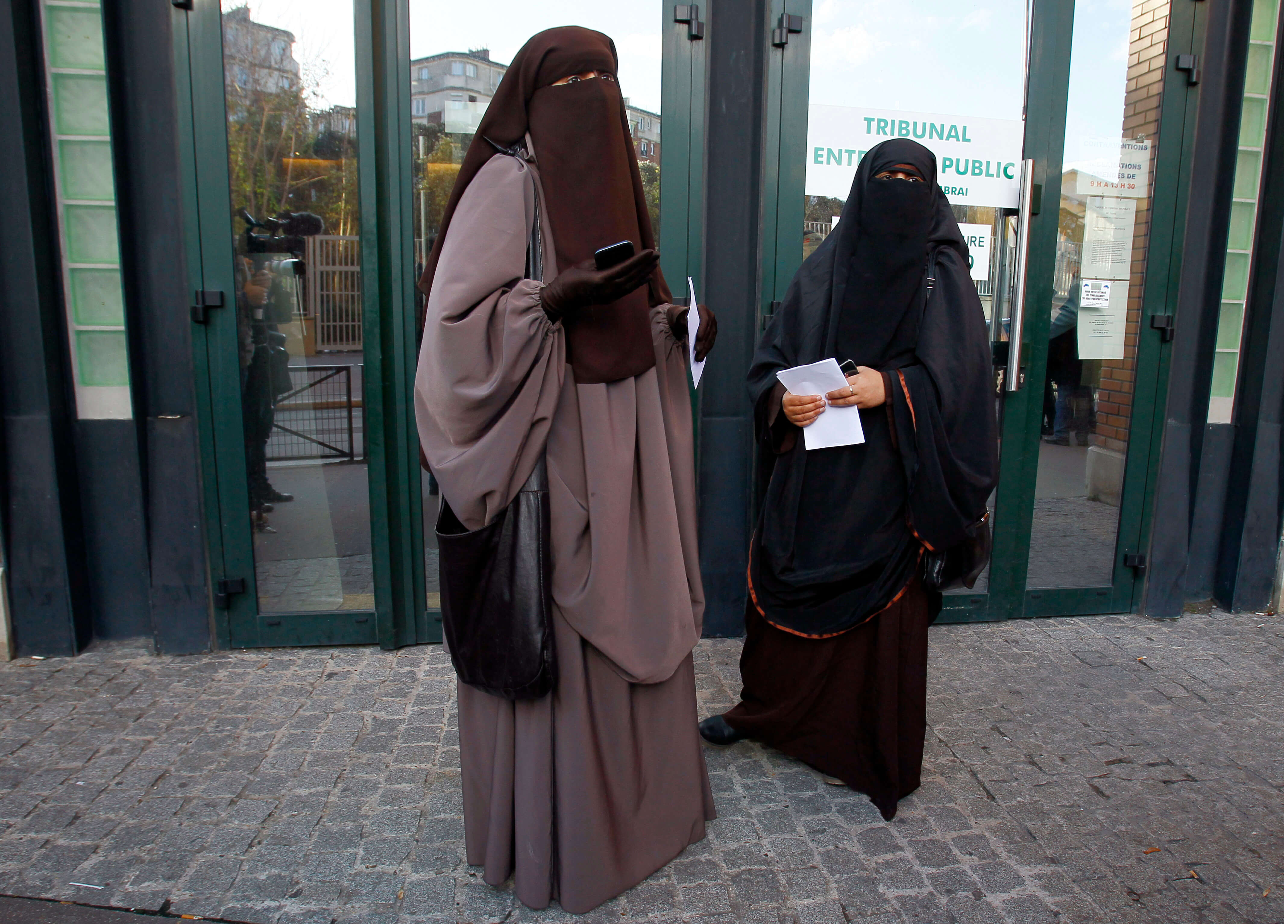 Mujeres francesas pasean vestidas con un niqab