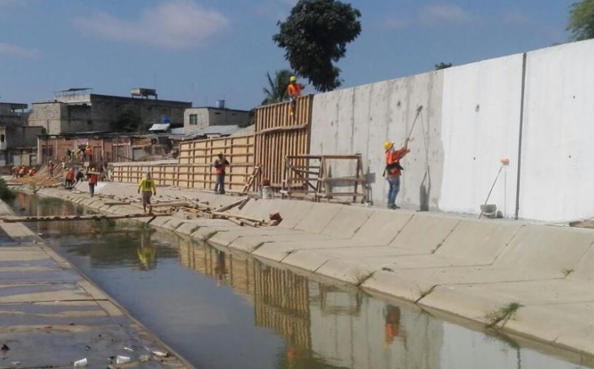 Imagen de la construcción de un supuesto muro en el Parque Lineal en la franja derecha del Canal Internacional de Zarumillla (Twitter: @lahistoriaec)