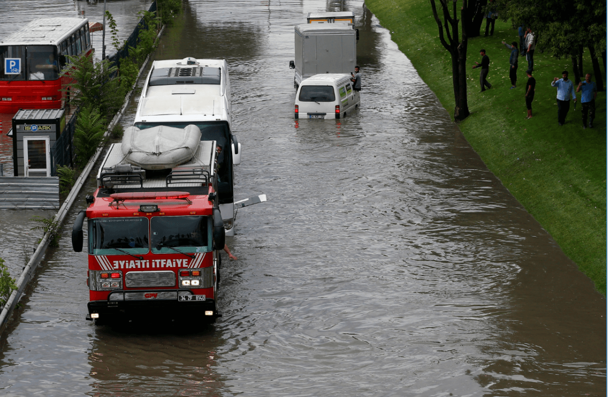 Calles inundadas en Estambul Tuquia; autos sumergidos en el agua