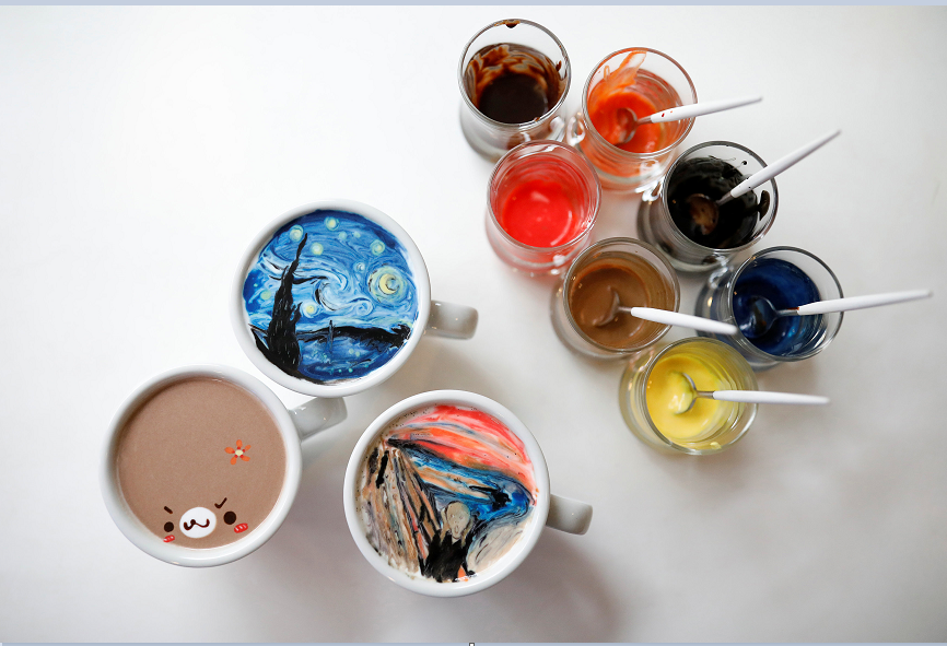 Obras de arte famosas son recreadas en tazas de cafe