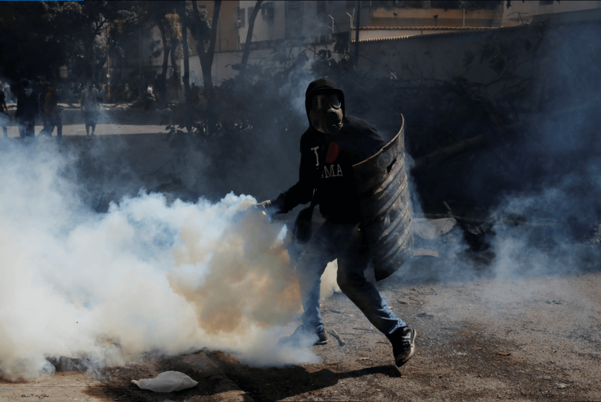 Opositores venezolanos se enfrentan a fuerzas de seguridad durante paro cívico