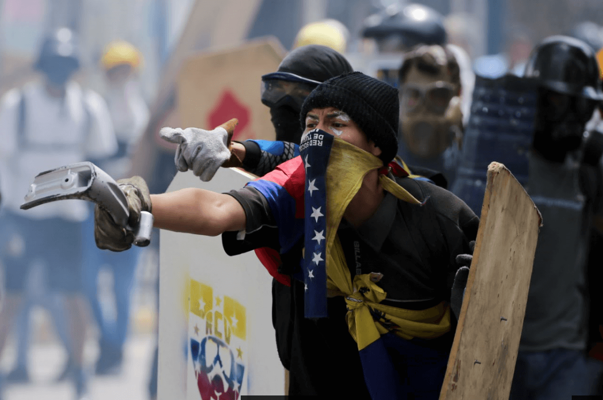 Opositores venezolanos se enfrentan a las fuerzas de seguridad durante protestas en Venezuela