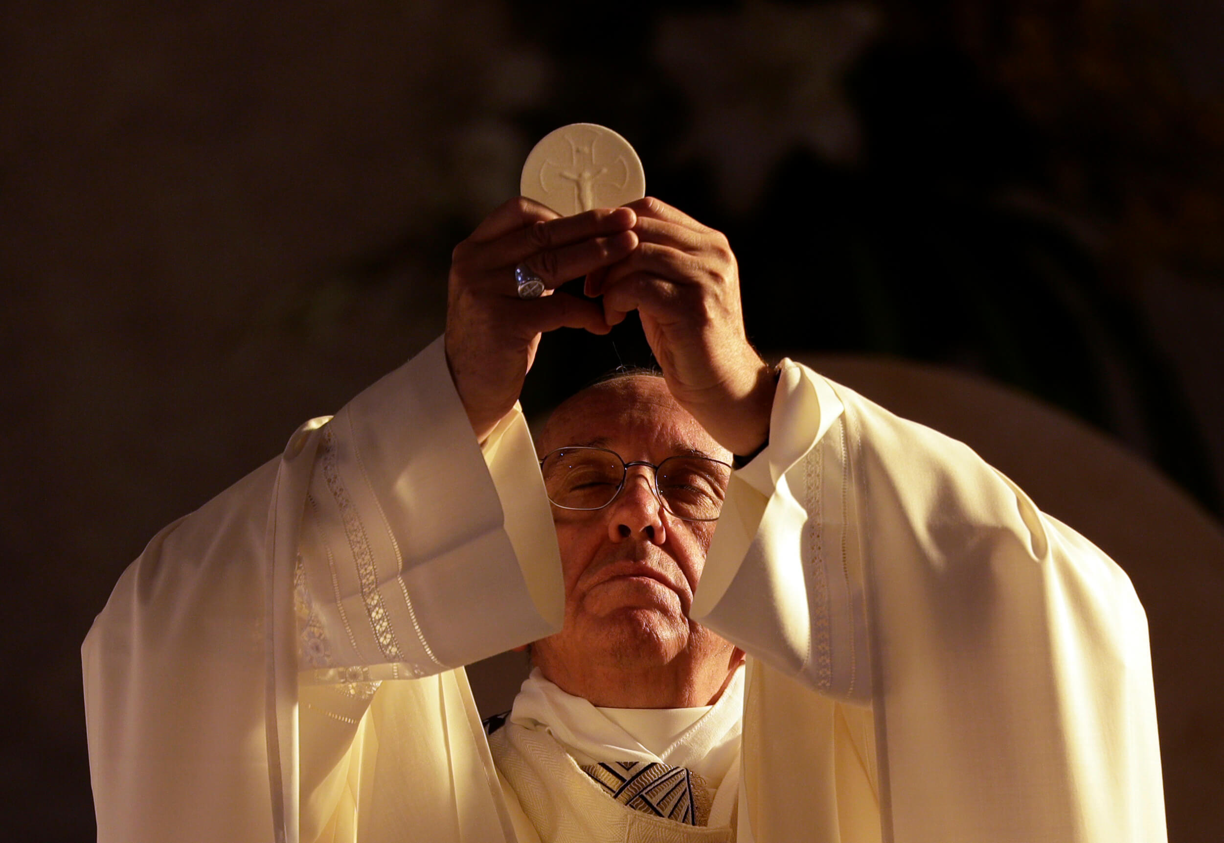 El papa Francisco sostiene hostia con las dos manos