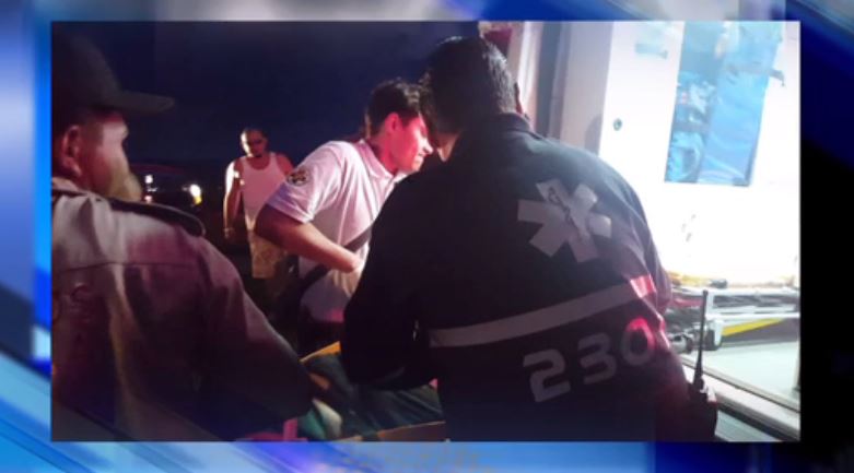 Paramédicos atienden a hombre que cayó de mirador en Jalisco