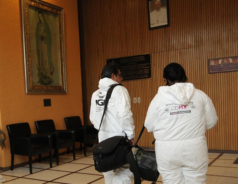 Peritos de la PGJCDMX inspeccionan el Episcopado Mexicano
