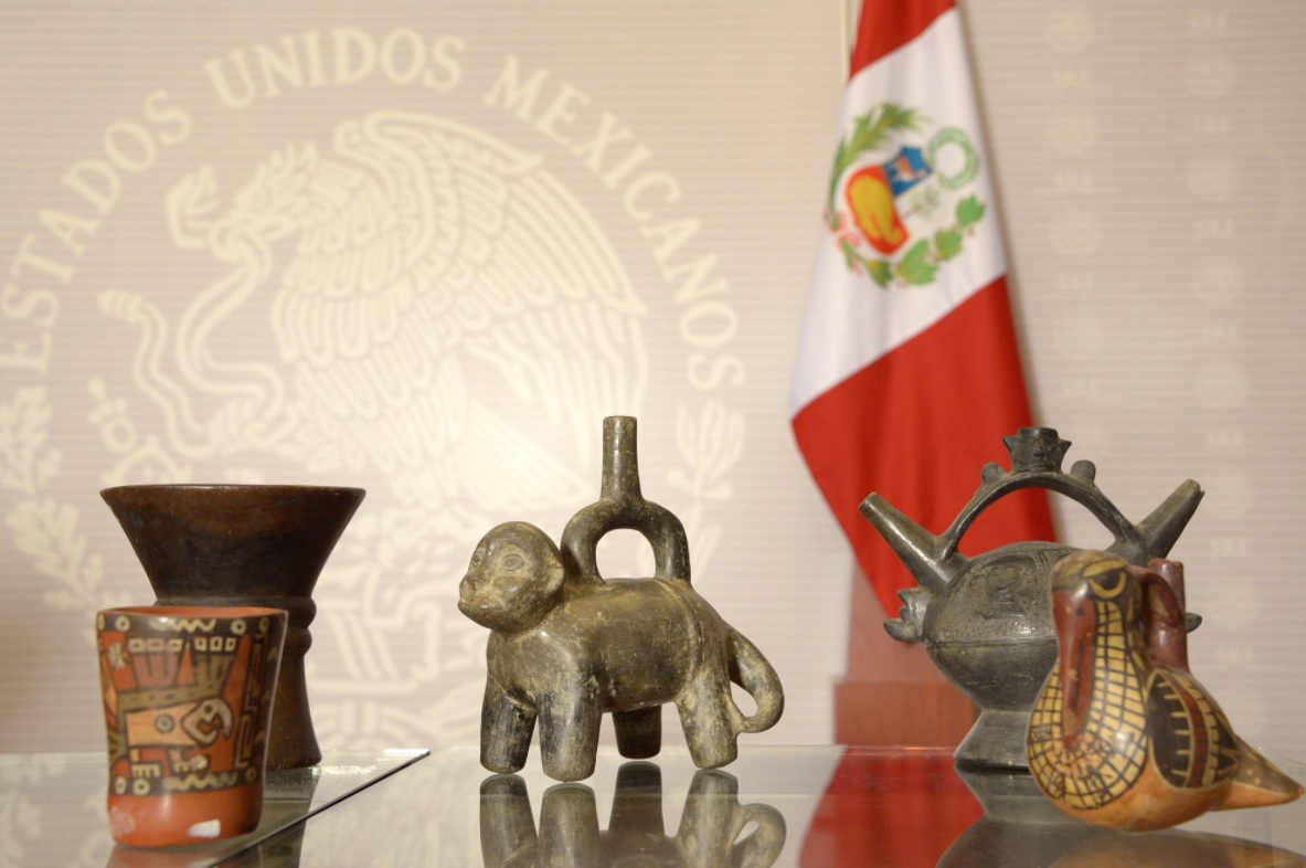 México entrega 168 piezas arqueológicas recuperadas a Perú