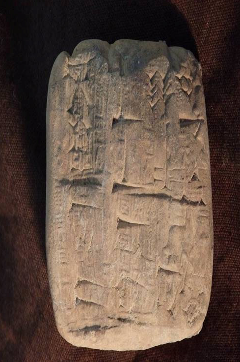 Una tablilla cuneiforme, un antiguo artefacto de arcilla que se originó en el actual Irak