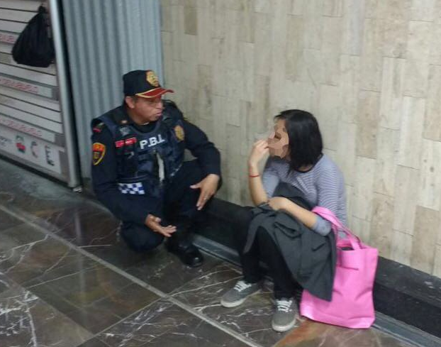 Policia bancario platica con mujer que pensaba suicidarse en Metro CDMX