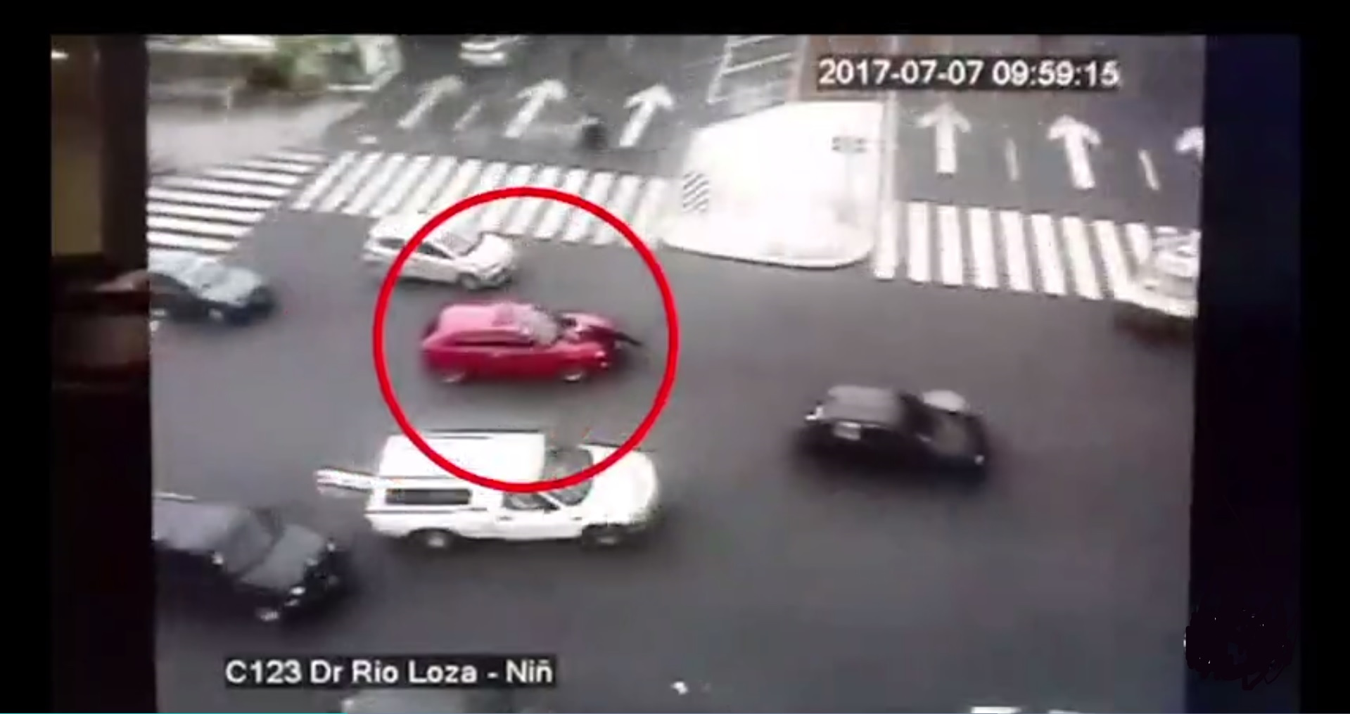 Policia es embestido por un auto rojo en Balderas