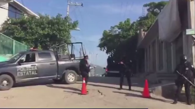 Policías afuera del penal de Acapulco