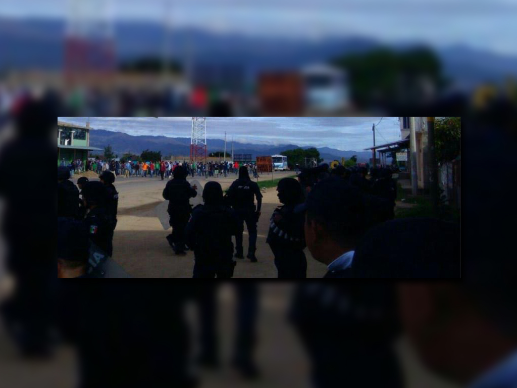 Policias vigilan enfrentamiento sobre la carretera 175