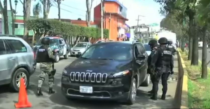 Policías detienen vehículos en retén de seguridad en Veracruz