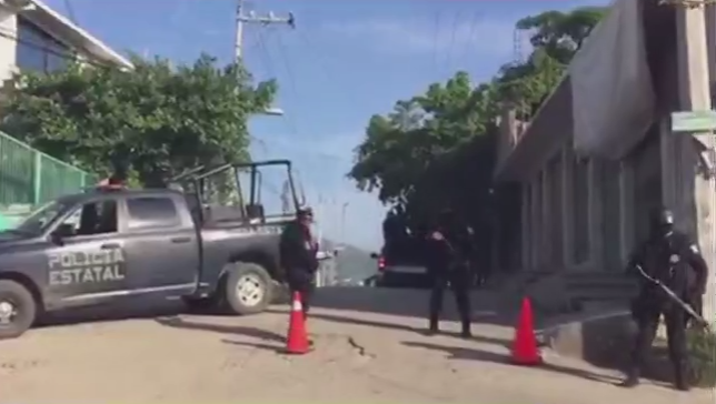 Policías estatales desplegados afuera del penal Las Cruces de Acapulco