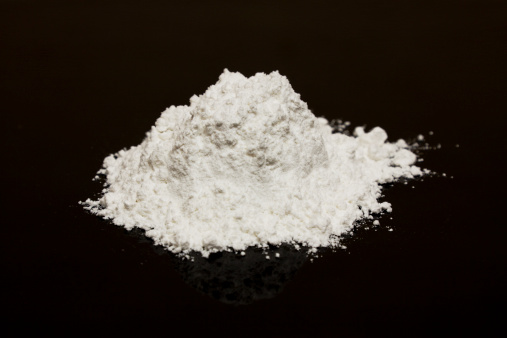 Polvo de cocaina es amontonada para una investigacion