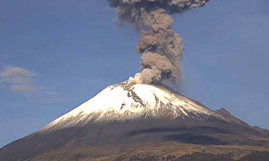 El volcán Popocatépetl presentó este domingo una explosión (Twitter: @LUISFELIPE_P)