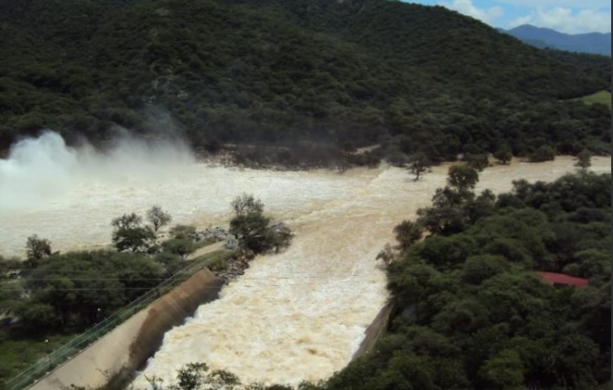 Autoridades en Oaxaca desfogan la presa Benito Juárez, en Oaxaca