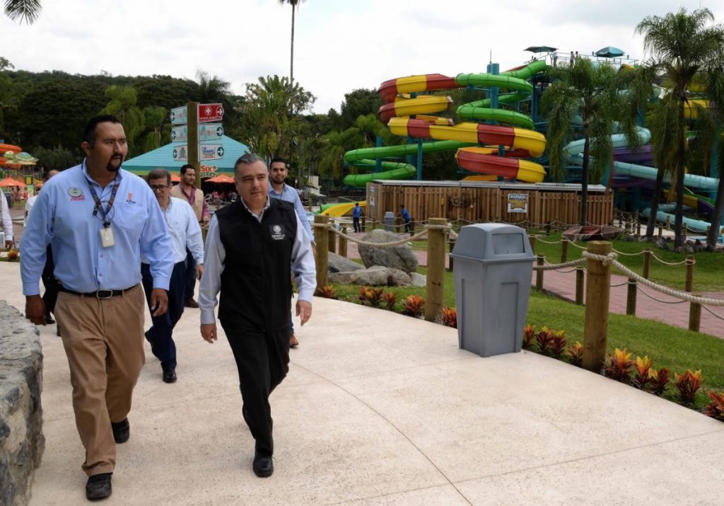 El procurador en funciones, Rafael Ochoa, recorrió Six Flags en Morelos. (Profeco)