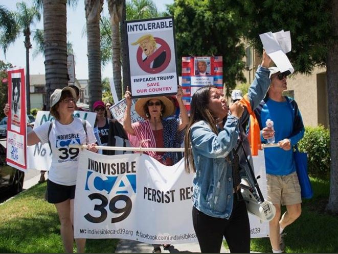 Manifestantes de California piden juicio político contra Trump