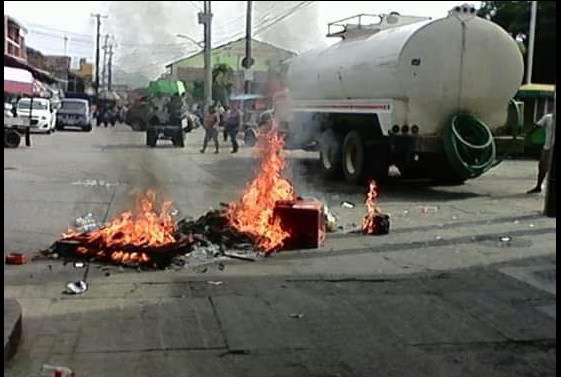 Trabajadores de limpia protestan quemando basura en Tehuantepec, Oaxaca