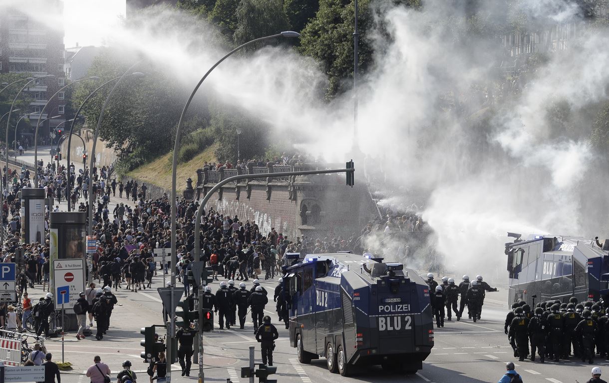 Policía alemana, cañón de agua, manifestantes, Cumbre del G20, Alemania