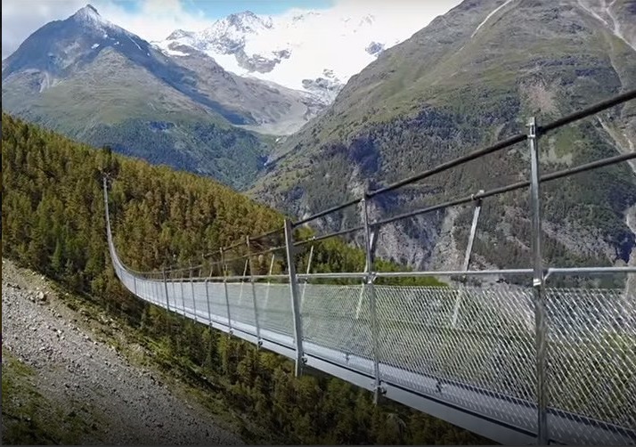 Suiza inaugura el puente peatonal colgante más largo del mundo