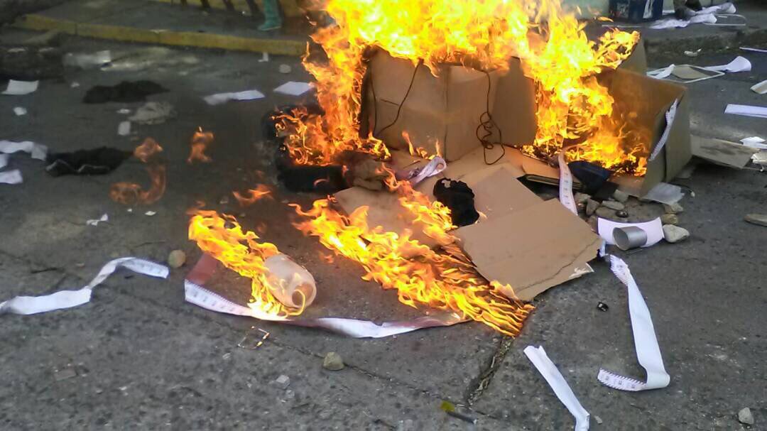 Manifestantes queman material electoral Asamblea Constituyente