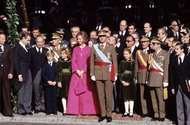 Juan Carlos, después de haber sido designado rey de España, con Sophia y sus hijos el 22 de noviembre de 1975 (Getty Images)