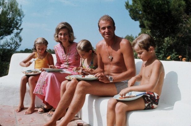 Un joven Juan Carlos con su familia (Getty Images)