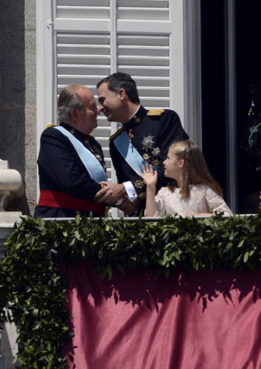 El nuevo rey de España Felipe VI y su padre Juan Carlos I el 19 de junio de 2014 en Madrid, España. (Getty Images)