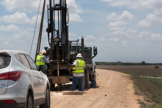 Trabajadores toman muestras de suelo para construir el muro de Trump que afectaría el Refugio Nacional de Vida Silvestre de Santa Ana (Foto: Texas Observer)