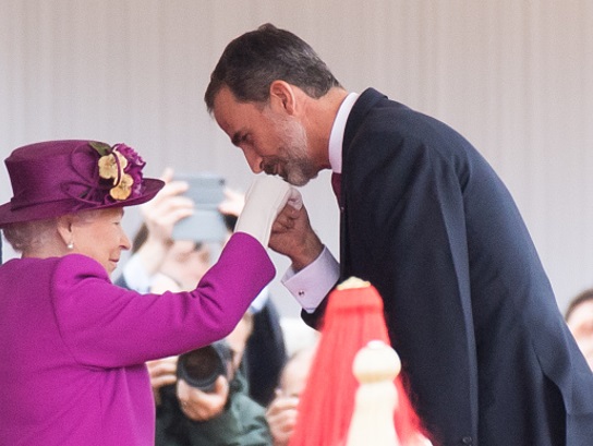Felipe VI besó protocolariamente la mano de Isabel II y completó el saludo con un cariñoso beso en la mejilla (Getty Images)
